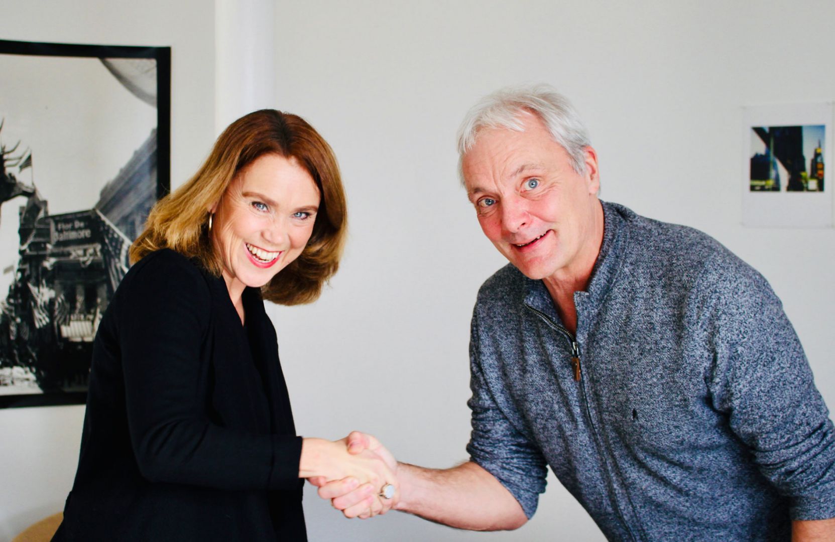 Staatssekretärin Petra Olschowski gratuliert Prof. Thomas Schadt zu seiner vierten Amtszeit als Direktor der Filmakademie Baden-Württemberg.